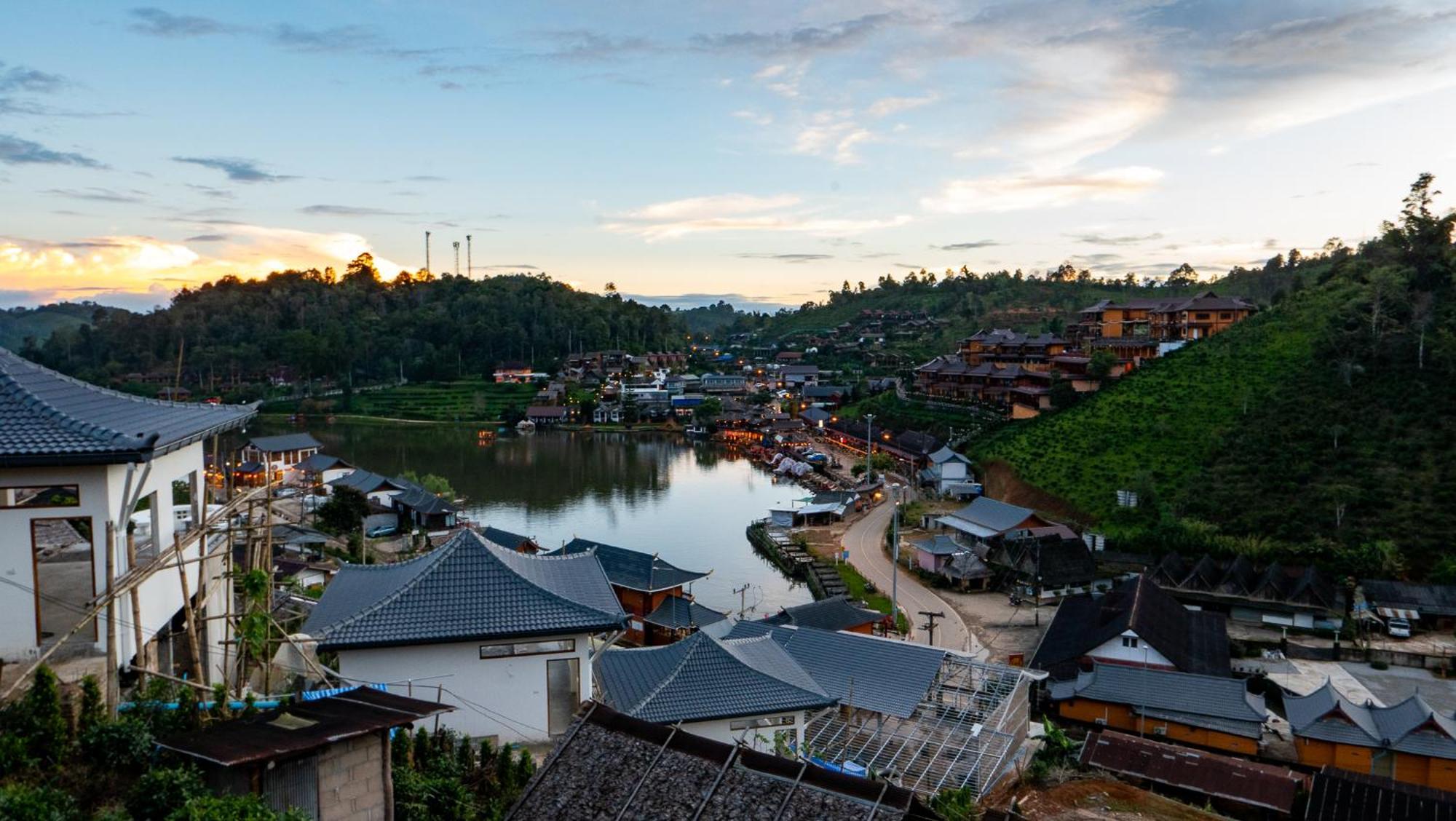 รักไทยโฮมสเตย์ Ban Rak Thai Ngoại thất bức ảnh